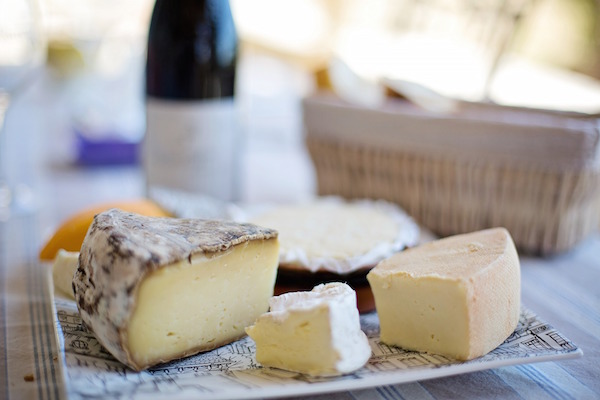 Uno de los favoritos en esta lista de comida famosa en París: ¡queso francés!