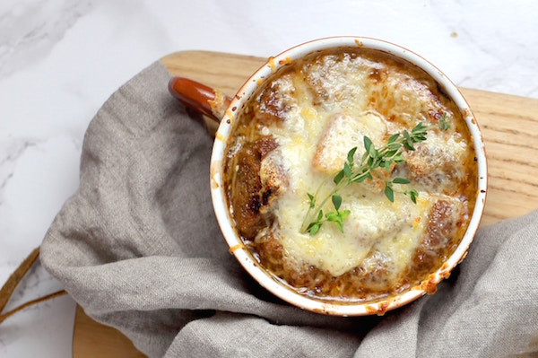 Un plato acogedor de sopa de cebolla francesa.