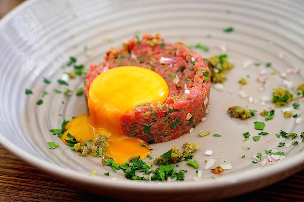 Entre las comidas más famosas de París se encuentra el bistec tártaro, un clásico de los bistrós.