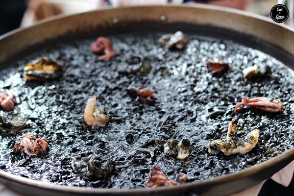 Si buscas paella en Madrid, otro lugar para probar es Que si quieres arroz Catalina. Este plato de arroz se prepara con tinta de calamar, lo que le da su color negro y le suma su sabor a marisco.