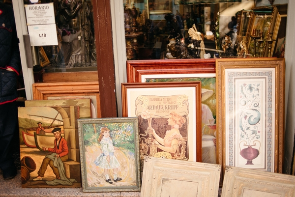 Cuando se trata de mercadillos en Sevilla, los amantes del arte no querrán perderse el que tiene lugar todos los domingos por la mañana en la Plaza del Museo.