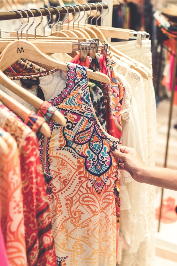 Uno de los mejores mercadillos de Sevilla para los amantes de la moda tiene lugar en la Plaza del Duque de miércoles a sábado.