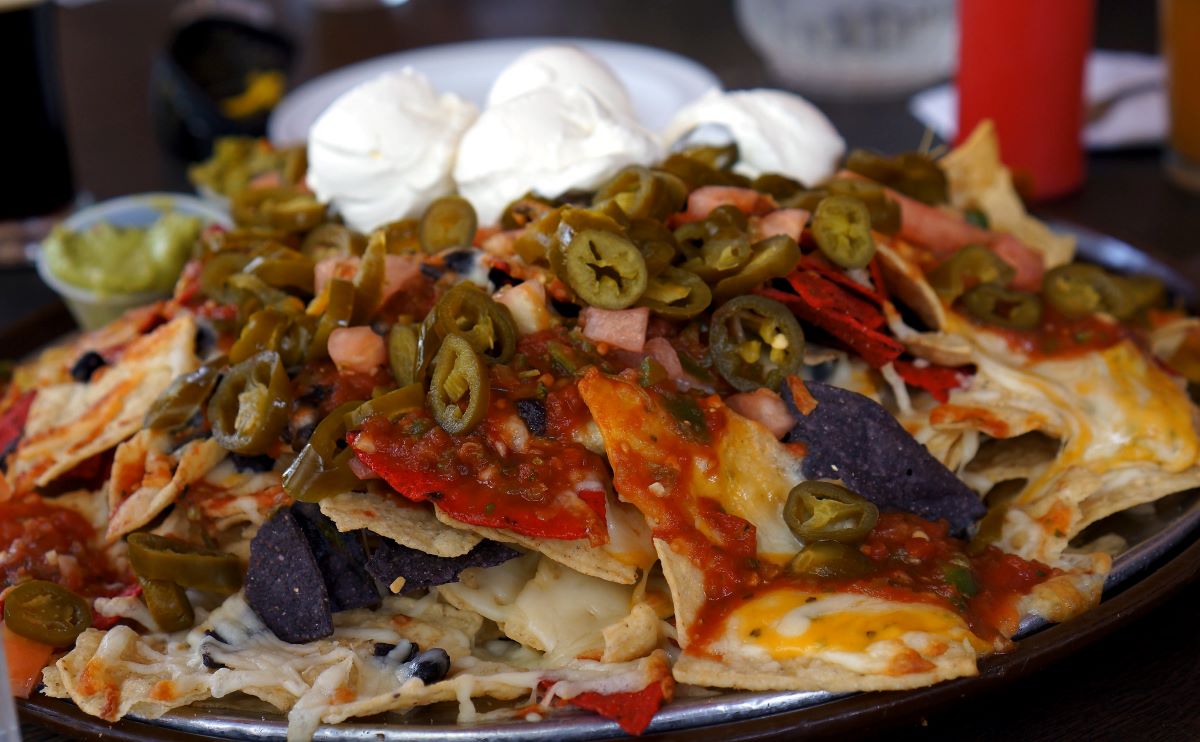 nachos con salsa picante de frijol y queso