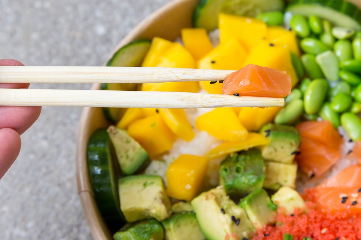 Poke bowl con salmón, mango, aguacate y pepino