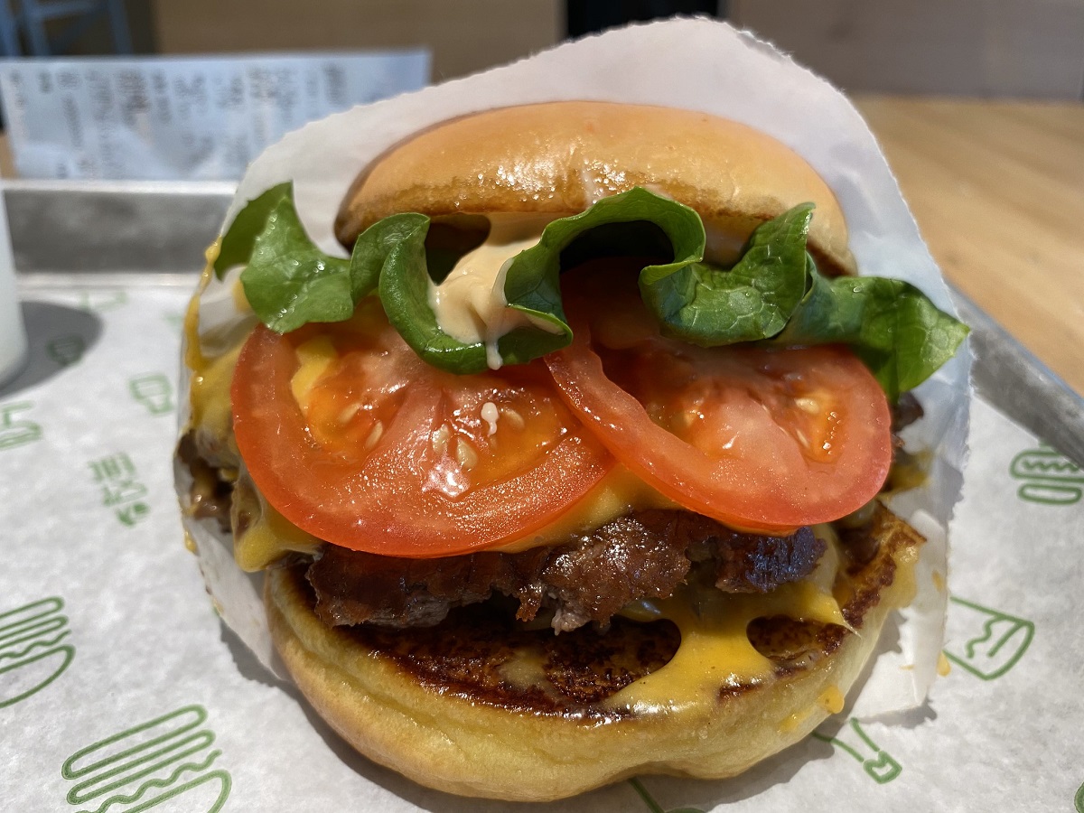 Una hamburguesa pequeña de Shake Shack con salsa, lechuga y tomate