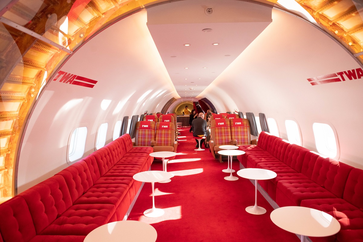 Interior de un hotel hecho para parecerse a un avión retro