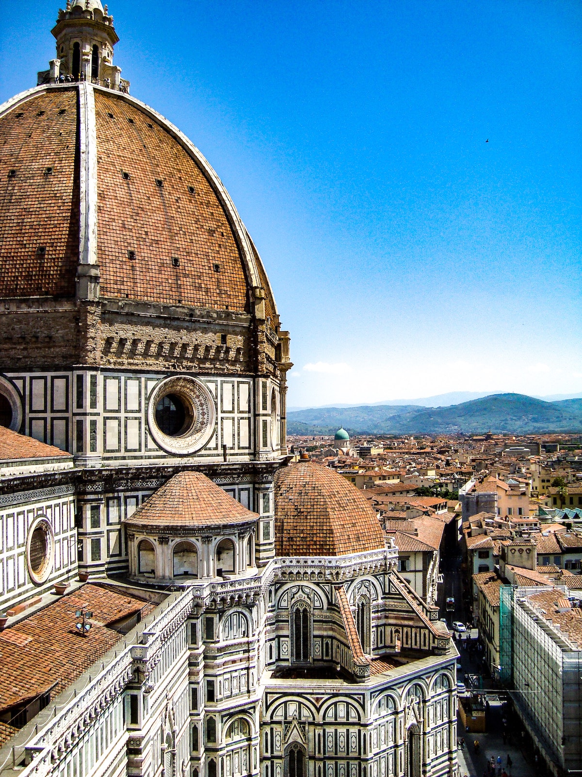 Una vista de Florencia, la cúpula de la catedral de Italia y la ciudad más allá en un día despejado