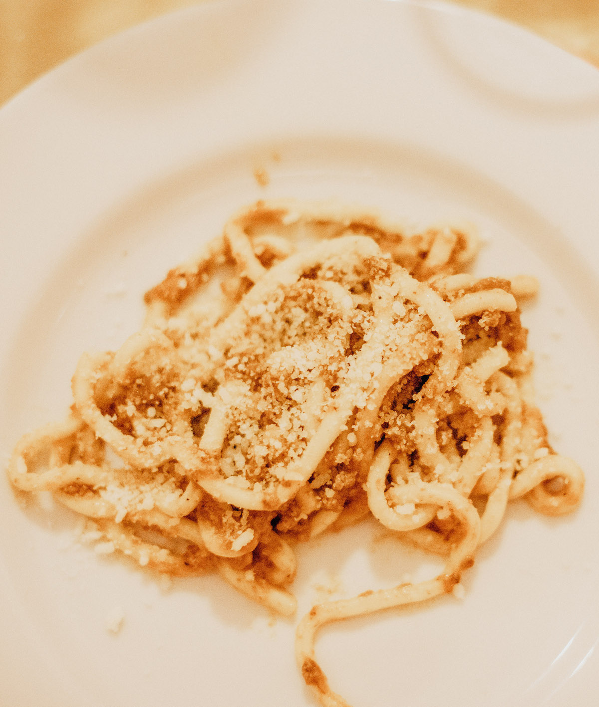 Cerca de espaguetis espolvoreados con queso
