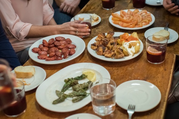 ¿Te preguntas dónde comer temprano en Barcelona? ¡Nos encanta casi todo lo que hay en el menú de Casa Alfonso!