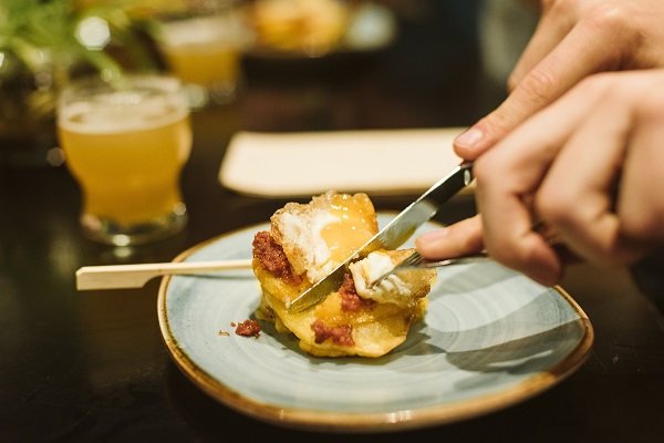 Si tienes que comer sin gluten en Madrid, te alegrará saber que muchas de las tapas ya naturalmente sin gluten tradicional, como estos huevos rotos!