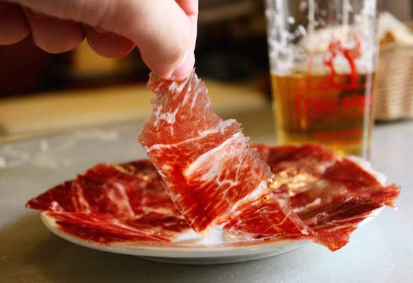Si te estás preguntando dónde comer en Sevilla en Nochebuena y Navidad, Cervecería Raimundo es una gran opción para esta última.