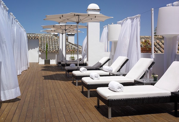Es básicamente durante los calurosos meses de verano que buscas hoteles con piscinas, y este es un gran lugar para relajarse en la piscina de la azotea en Hospes Las Casa Del Rey De Baeza.