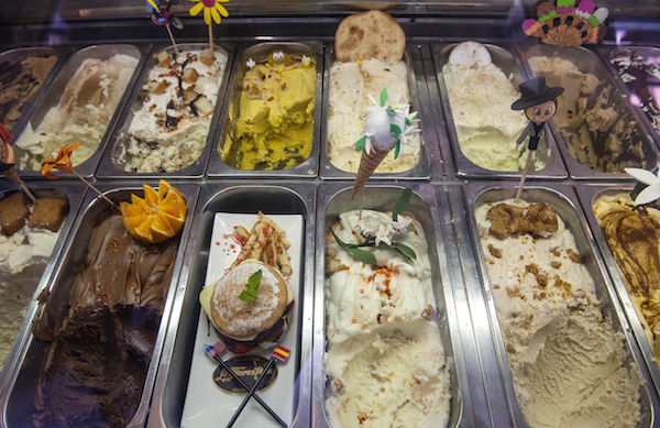 ¡Un paseo tranquilo a La Fiorentina para tomar un helado es una de nuestras cosas favoritas para hacer en Sevilla en abril!