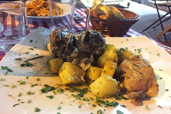 Cordero al estilo judío en Taverna del Ghetto en Roma.