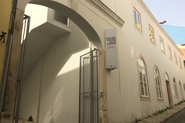 Frente al Atelier Museu Julio Pomar, una joya imperdible en Lisboa fuera de los caminos trillados.