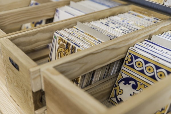 Una caja de varios azulejos industriales en la tienda Cortiço & Netos, uno de los lugares para comprar recuerdos de Lisboa