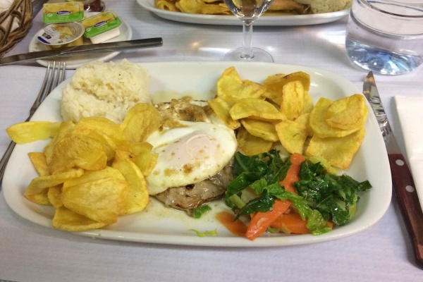 Bitoque en el restaurante O Bitoque en Campo de Ourique, una de las tareas más auténticas de Lisboa.