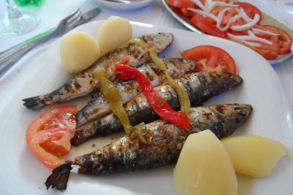 Un plato de sardinas asadas con pimientos asados ​​y patatas hervidas en una tasca en Lisboa.