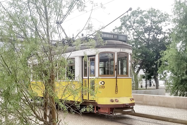 ¿Está buscando otros tranvías de Lisboa además del 28? El tranvía 18 que se muestra aquí suele ser el menos concurrido y te lleva al tranquilo barrio de Ajuda.