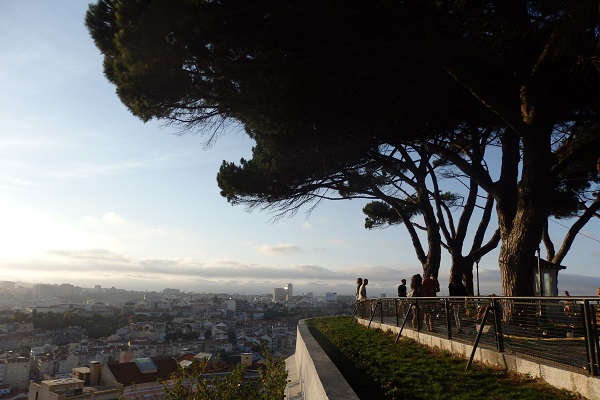 ¿Buscas lugares bonitos en Lisboa? ¡El Miradouro Senhora do Monte en Graça tiene una de las mejores vistas de la ciudad!