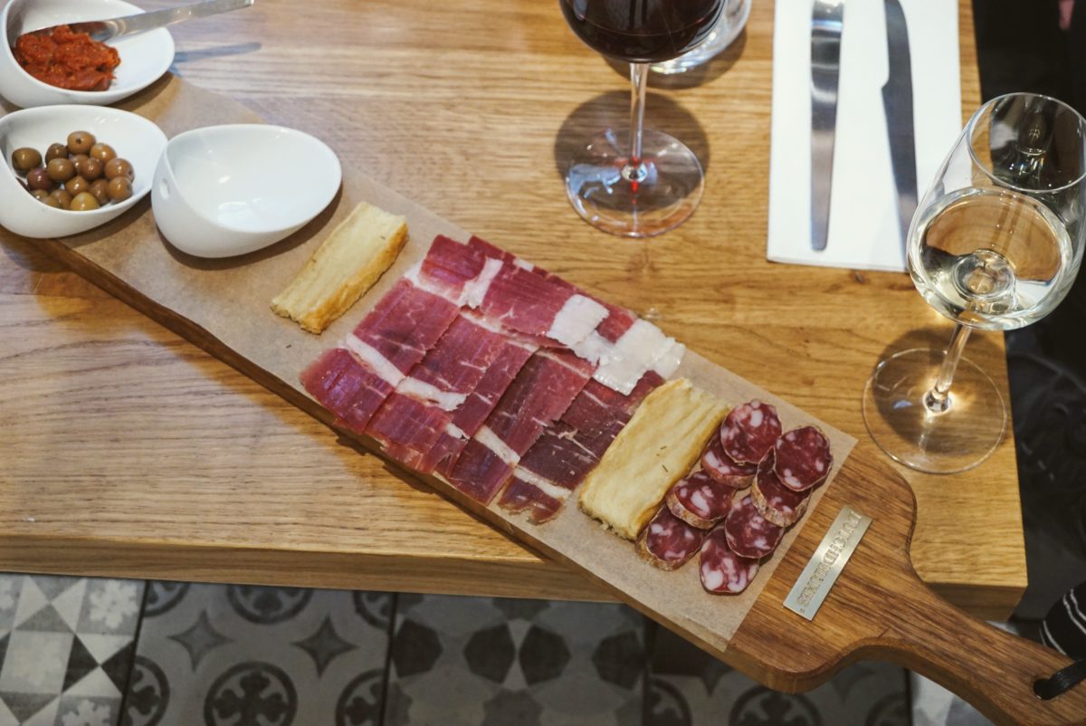 Vino, charcutería y queso