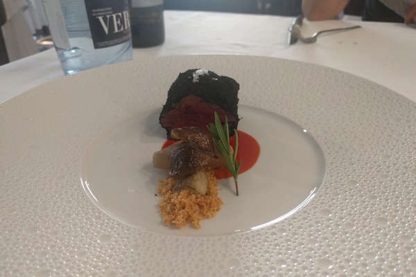 Hay muchos excelentes restaurantes Michelin en San Sebastián, pero uno de nuestros favoritos es Kokotxa en el casco antiguo. 