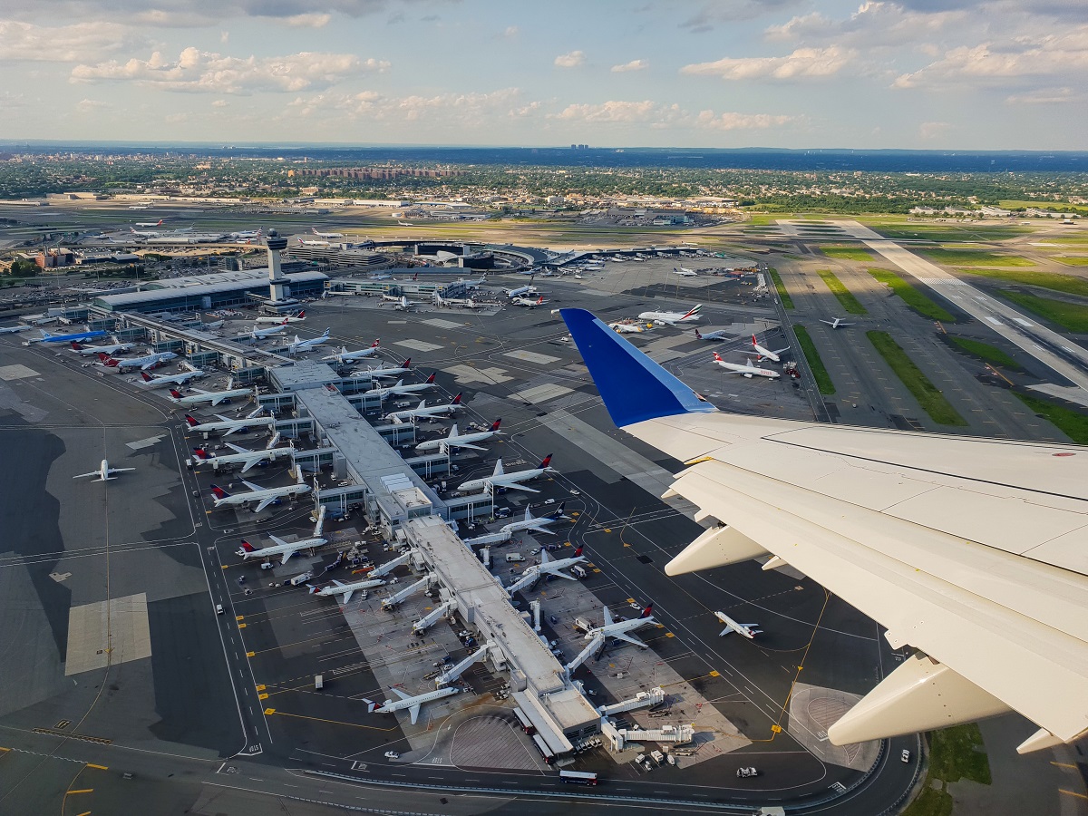 Una pista de aterrizaje del aeropuerto desde el interior de un avión durante el despegue.