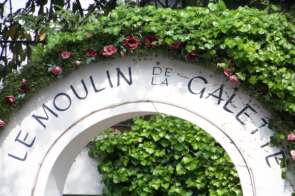 Puede reconocer la pintura de Renoir que utiliza Le Moulin de la Galette como escenario. Hoy es uno de los mejores restaurantes de Montmartre. 