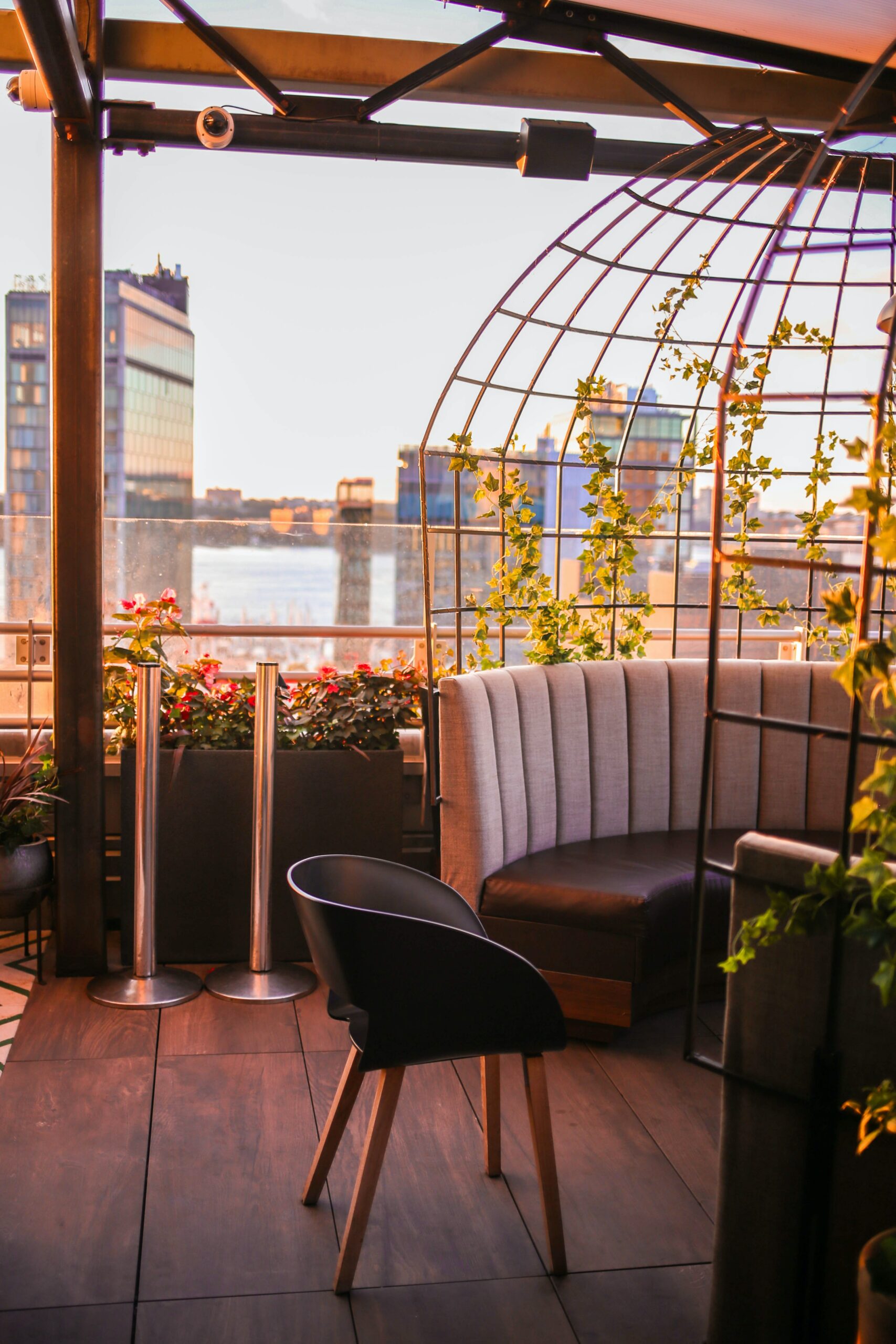 Acomódese en una silla en Dear Irving y disfrute de uno de los mejores restaurantes de Nueva York con vista
