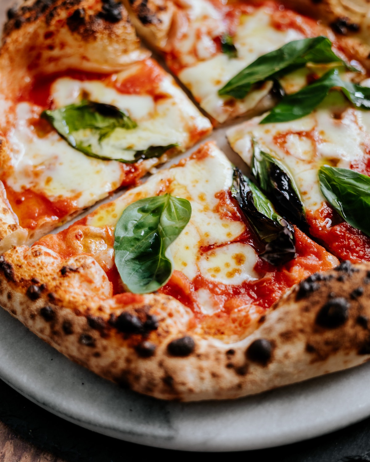 Tarta margherita napolitana adornada con albahaca fresca