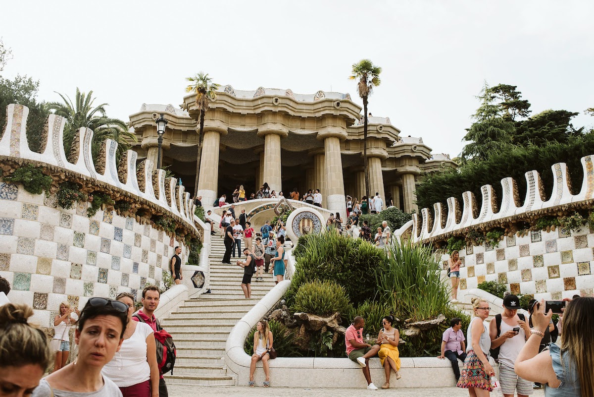 Grupos de turistas cerca de una escalera exterior hasta un magnífico edificio moderno con pilares