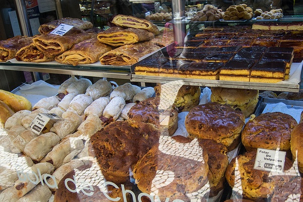 Pasteles esparcidos en una ventana pastelaria: el único lugar para encontrar pasteis de nata.