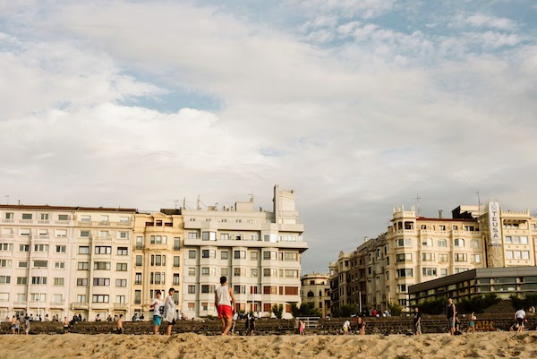 Gente en la playa de Zurriola en Donostia, España