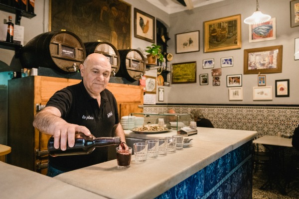 ¡Pepe es el encargado de llevar uno de los mejores restaurantes de Barcelona! ¡Lea sobre este lugar y más en nuestro último blog sobre algunos de los lugares de visita obligada en la ciudad!