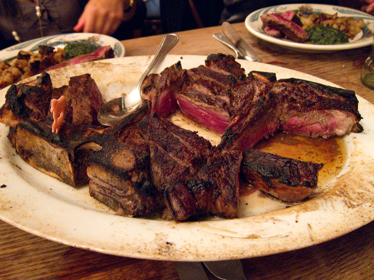 Bistec raro en rodajas en un plato blanco