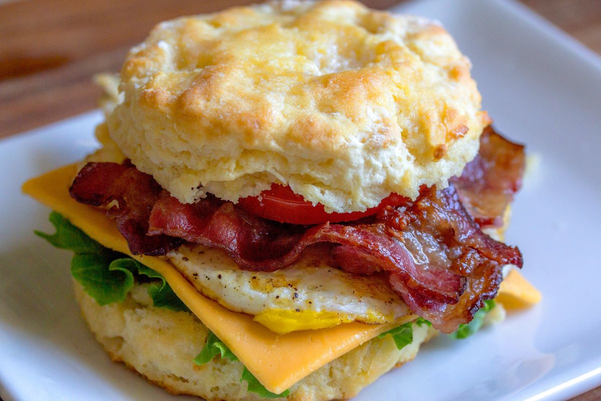 sandwich con huevos tocino y queso