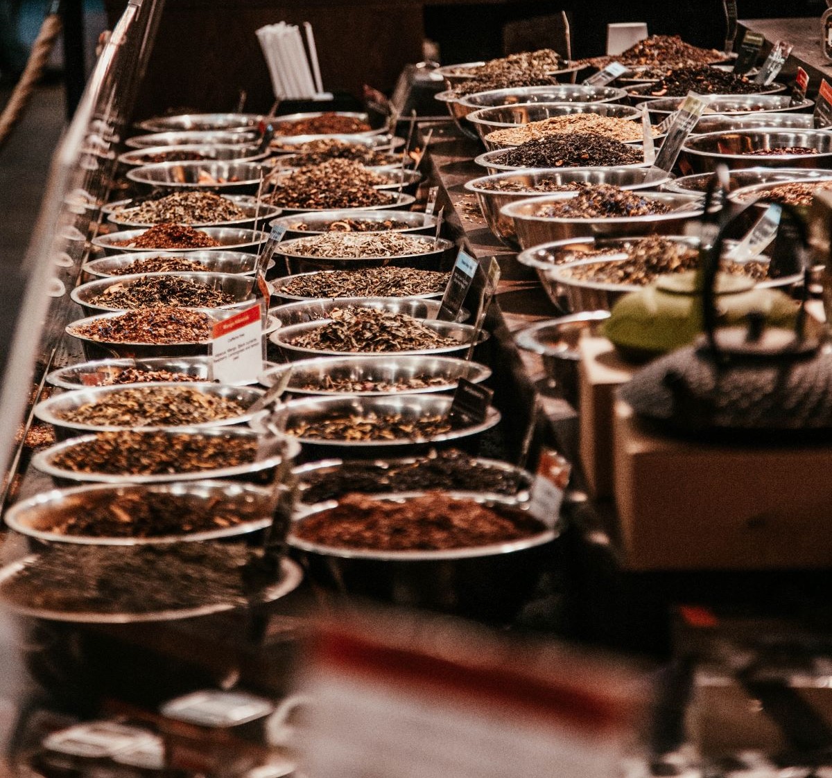 un puesto de mercado con varias especias en tazones de plata