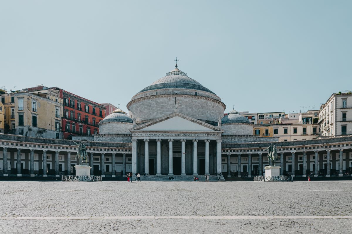 una gran plaza vacía con un edificio antiguo