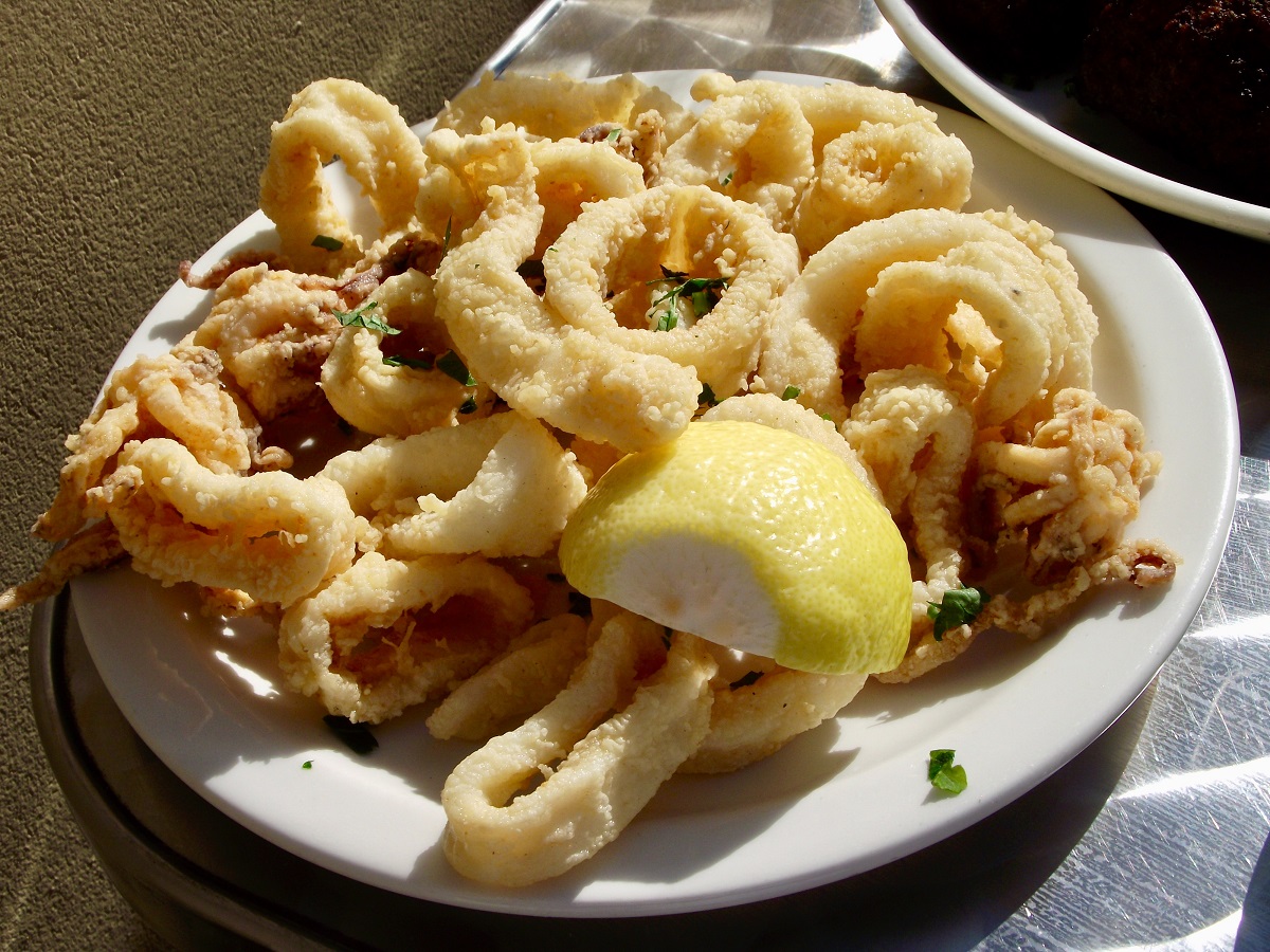 Cerca de un plato de calamares fritos