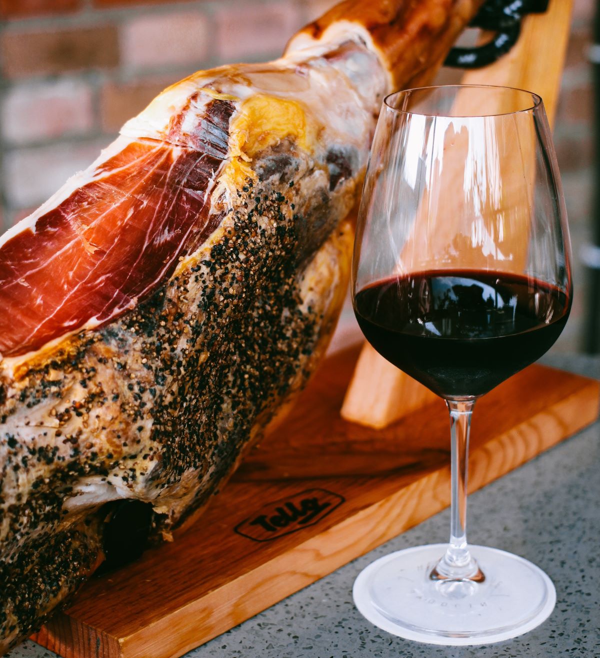 pierna de jamón y una copa de vino tinto