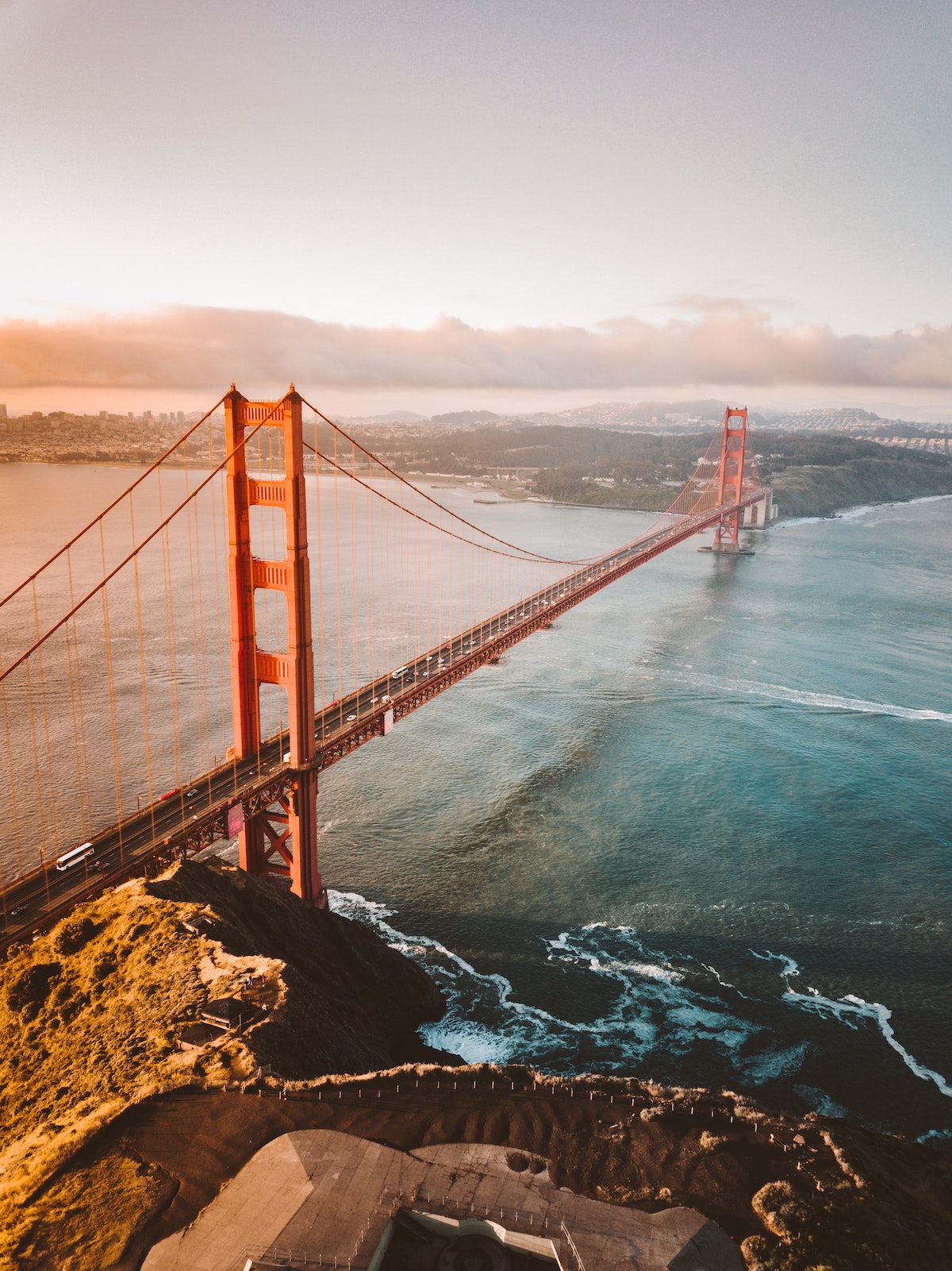 Una vista desde la cima de una colina del puente Golden Gate al amanecer, un gran lugar para visitar en San Francisco.
