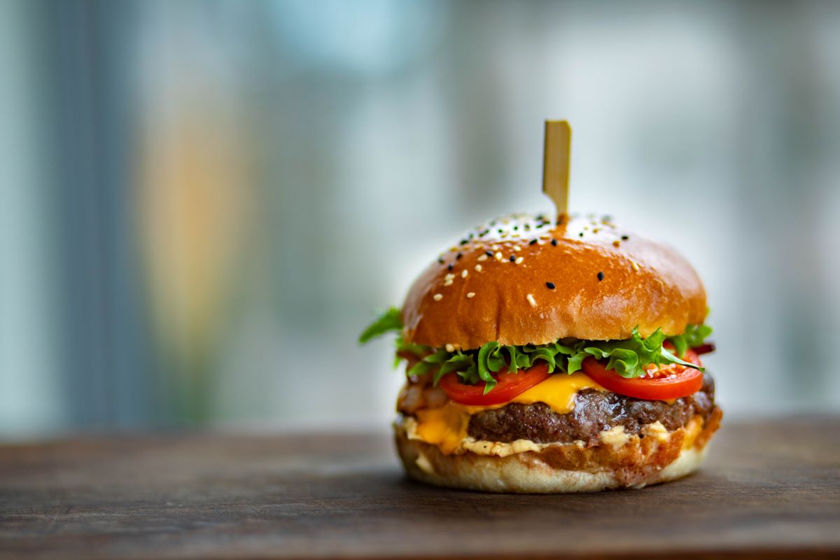 hamburguesa con tomate y lechuga