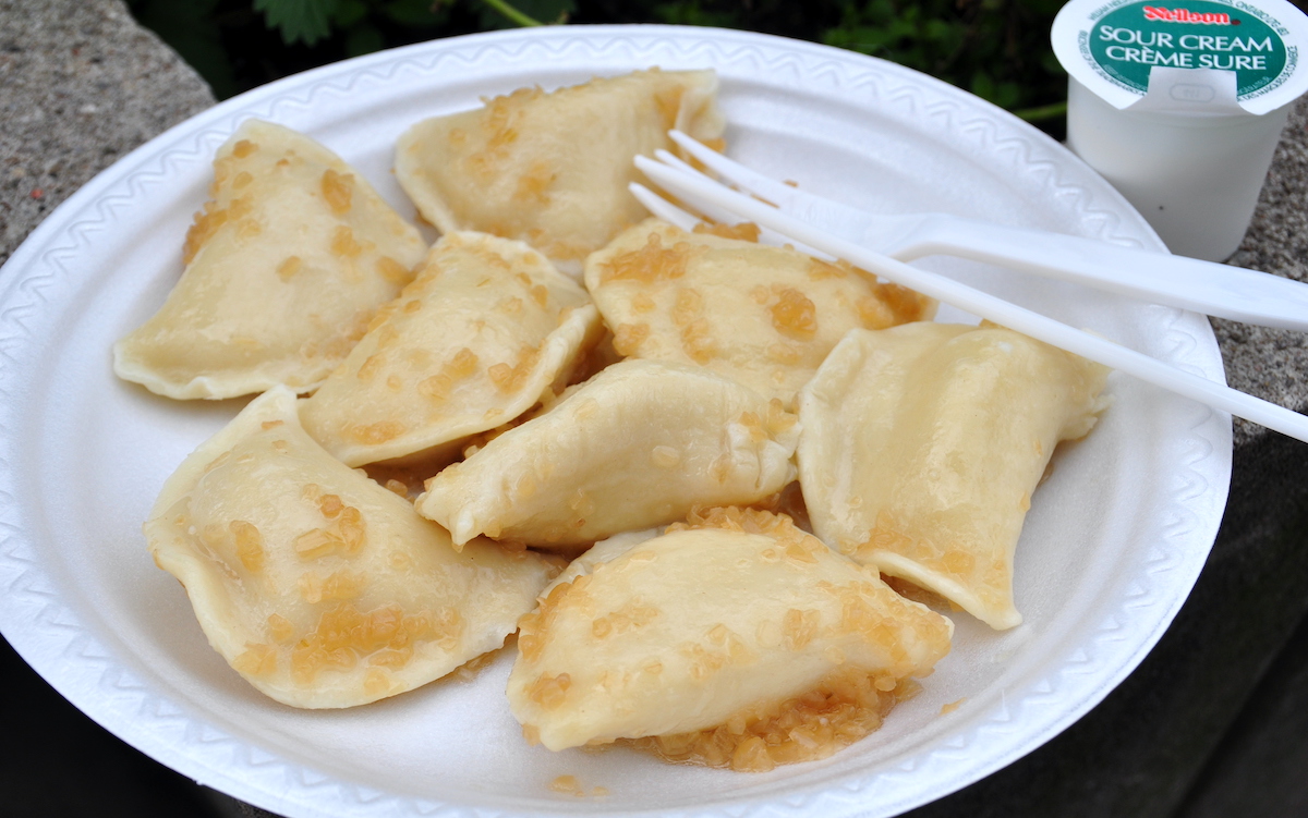 Varios pierogies en un plato blanco