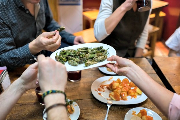 Únete a nosotros en la experiencia Devour Barcelona. ¡Es una adición única a cualquier guía vegetariana de Barcelona!