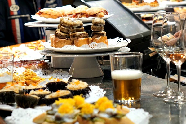 Ale&Hop es uno de los mejores lugares para tomar cerveza artesana en Barcelona. ¡Sus pintxos económicos pero deliciosos son la guinda del pastel y sirven algunas de nuestras tapas favoritas y más populares en Barcelona!