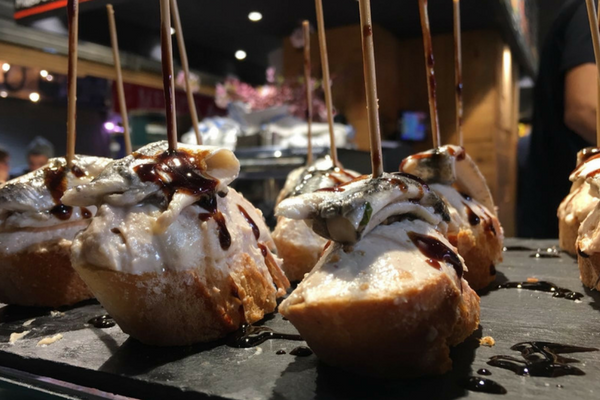 Algunas de las deliciosas degustaciones disponibles en uno de los mercados de alimentos más famosos de Barcelona. Disfruta comiendo deliciosa comida de muchos puestos allí cuando sabes cómo pedir tapas como un local en Barcelona ¡es fácil!