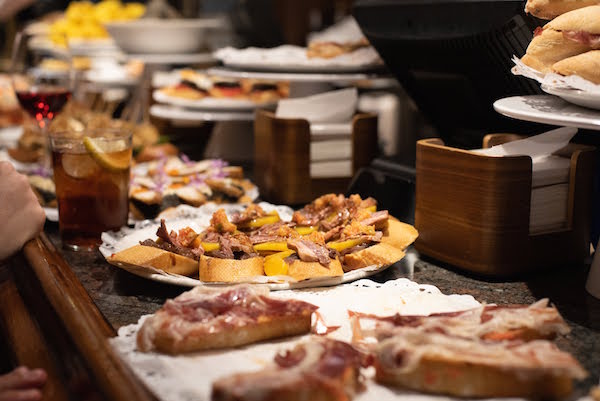 Los mejores bares históricos de San Sebastián suelen estar poco masificados, instituciones acogedoras repletas de pintxos y gente.