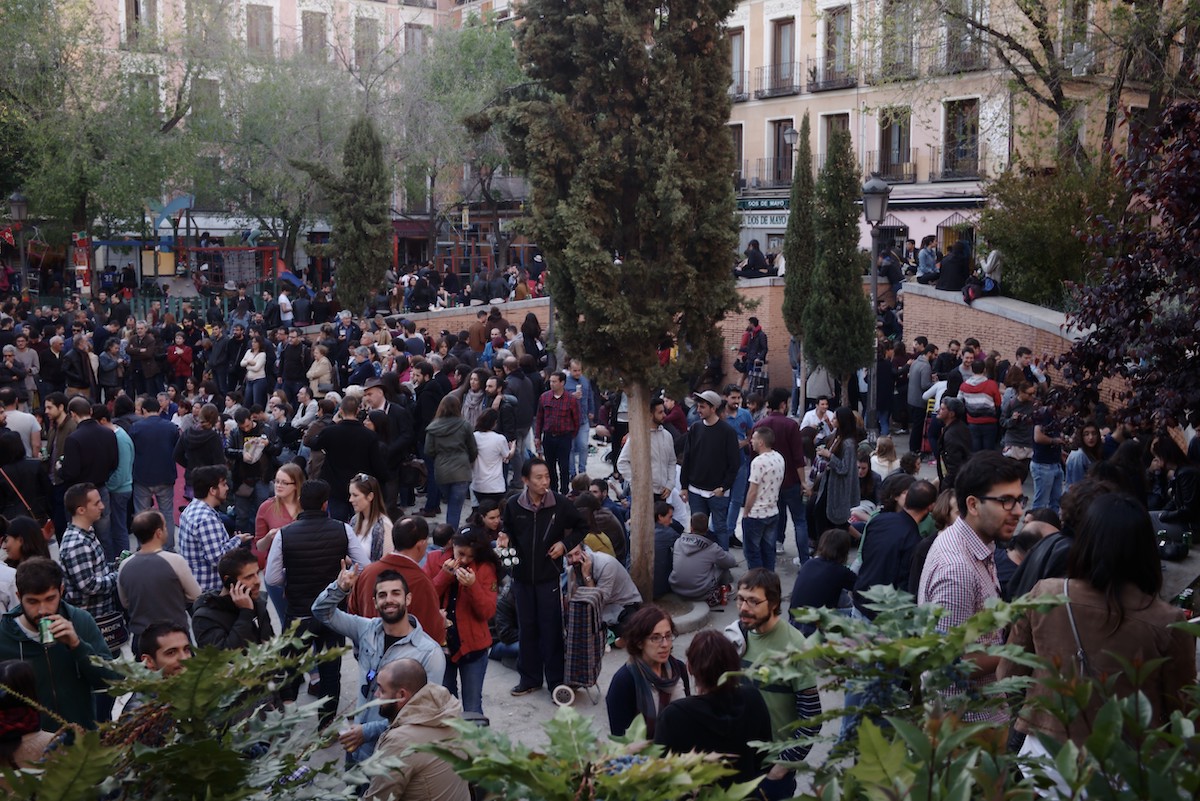 Multitudes de personas celebrando un día festivo en una plaza de la ciudad.