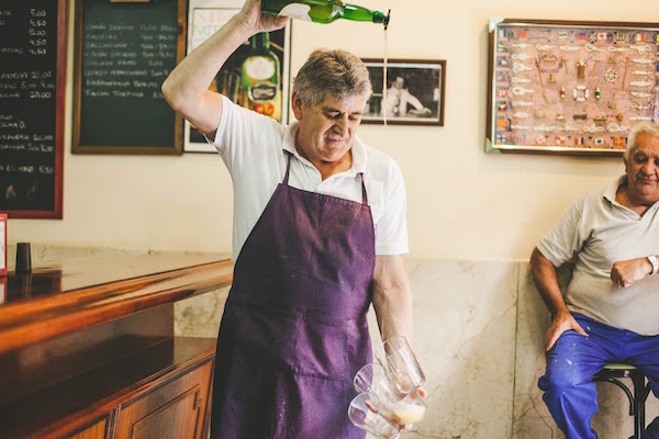 Una de las principales razones por las que hacemos un recorrido gastronómico es para aprender la historia detrás de cada bocado. Carlos prepara la mejor tortilla de Madrid, ¡pero sabe mejor cuando te la sabes!