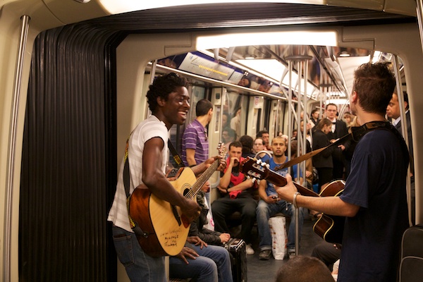 Músicos callejeros tocando en el metro de París